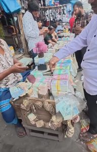 ব্যাংকে নতুন টাকার অভাব কিন্তু ফুটপাতে চলছে নতুন টাকার রমরমা ব্যবসা